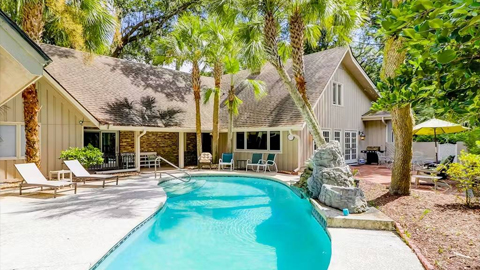 10 Gunnery Lane. a large pool