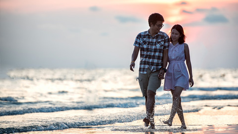 How to Truly Relax on Vacation. couple on the beach